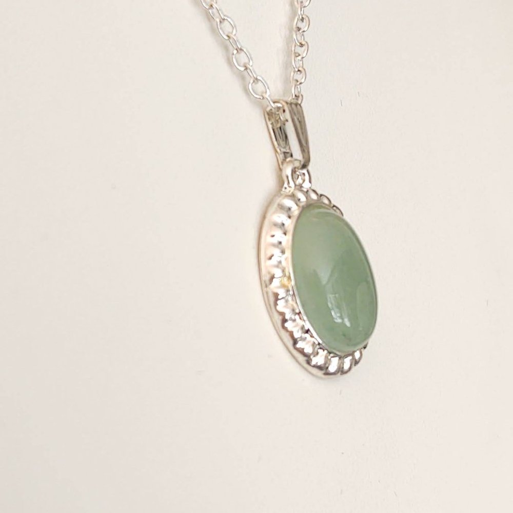 Silver necklace with pale green stone pendant - Picture 4 of 10